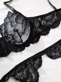 Ensembles 4 pièces de lingerie en dentelle noire : soutien-gorge jarretelle et culotte.