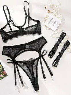 Ensembles 4 pièces de lingerie en dentelle sans bonnets : soutien-gorge et culotte noirs en dentelle.