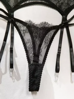 Ensembles 4 pièces de lingerie en dentelle sans bonnets : soutien-gorge et culotte noirs en dentelle.
