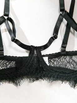 Ensembles 4 pièces de lingerie en dentelle sans bonnets : soutien-gorge et culotte noirs en dentelle.