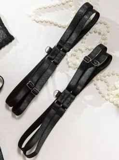 Ensembles 4 pièces de lingerie en dentelle sans bonnets : soutien-gorge et culotte noirs en dentelle.