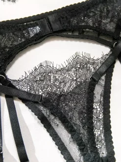 Ensembles 4 pièces de lingerie en dentelle sans bonnets : soutien-gorge et culotte noirs en dentelle.