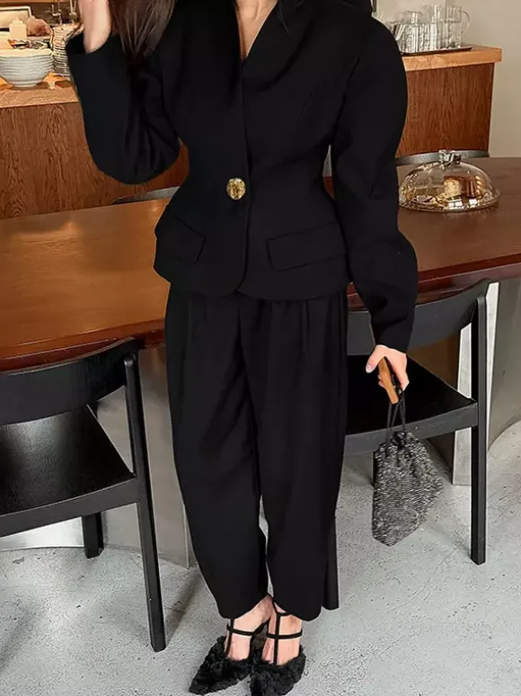 Ensemble tailleur-pantalon deux pièces blazer à manches bouffantes et pantalon large pour femme.