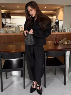 Ensemble tailleur-pantalon deux pièces blazer à manches bouffantes et pantalon large pour femme.