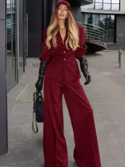 Ensemble tailleur-pantalon élégant pour femme - Pantalon large rouge bordeaux à revers cranté et boutons dorés - Idéal pour les soirées d'affaires du printemps 2026