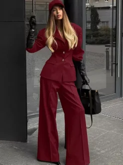 Ensemble tailleur-pantalon élégant pour femme - Pantalon large rouge bordeaux à revers cranté et boutons dorés - Idéal pour les soirées d'affaires du printemps 2026