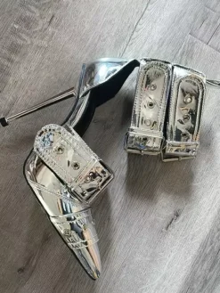 Escarpins à talons hauts et bout pointu avec bride boucle à la cheville pour femmes