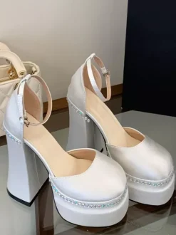 Escarpins blancs à plateforme bout carré strass talon épais et bride cheville