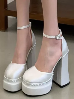Escarpins blancs à plateforme bout carré strass talon épais et bride cheville