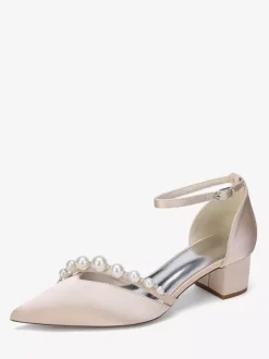 Escarpins en satin à bout pointu ornés de perles et d'une bride cheville avec talon compensé