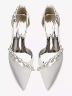 Escarpins en satin à bout pointu ornés de perles et d'une bride cheville avec talon compensé