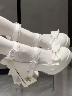 Escarpins Lolita Sweet blancs à lacets et n艙uds à l'arrière en cuir PU à talon compensé.