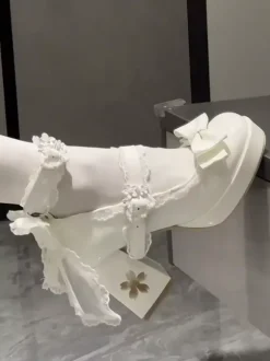Escarpins Lolita Sweet blancs à lacets et n艙uds à l'arrière en cuir PU à talon compensé.