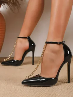 Escarpins noirs à talons hauts bout pointu et bride cheville ornée d'une chaîne
