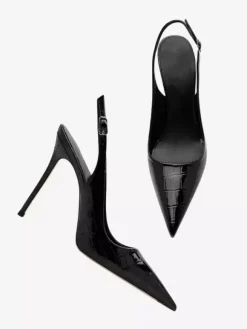 Escarpins noirs à talons hauts et bout pointu ornés de pierres bride arrière.