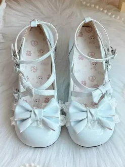 Escarpins Lolita à brides cheville et n艙uds en cuir PU à talon compensé.
