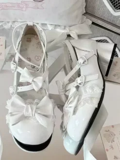 Escarpins Lolita à brides cheville et n艙uds en cuir PU à talon compensé.