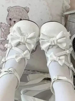 Escarpins Lolita à brides cheville et n艙uds en cuir PU à talon compensé.