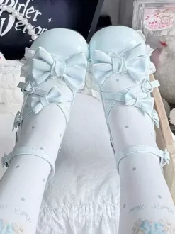 Escarpins Lolita à brides cheville et n艙uds en cuir PU à talon compensé.
