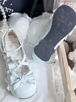 Escarpins Lolita à brides cheville et n艙uds en cuir PU à talon compensé.
