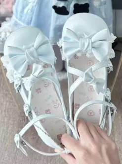 Escarpins Lolita à brides cheville et n艙uds en cuir PU à talon compensé.