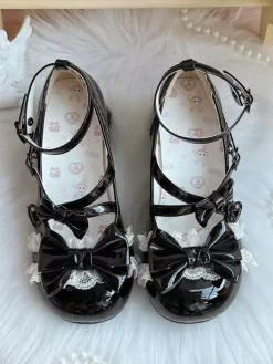 Escarpins Lolita à brides cheville et n艙uds en cuir PU à talon compensé.