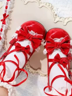 Escarpins Lolita à brides cheville et n艙uds en cuir PU à talon compensé.