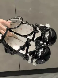 Escarpins Lolita à brides cheville et n艙uds en cuir PU à talon compensé.