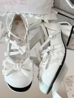 Escarpins Lolita à brides cheville et n艙uds en cuir PU à talon compensé.