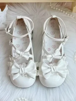 Escarpins Lolita à brides cheville et n艙uds en cuir PU à talon compensé.