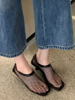 Escarpins noirs à petits talons et bout carré en résille