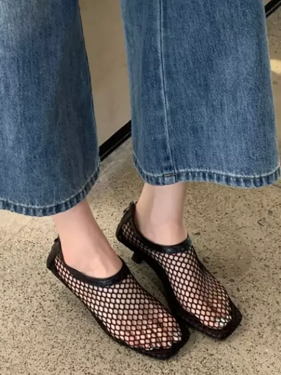 Escarpins noirs à petits talons et bout carré en résille