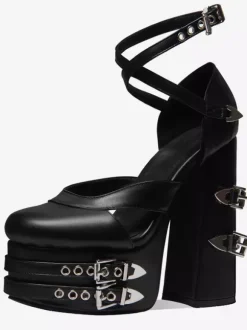 Escarpins noirs à plateforme bout rond détails métalliques brides croisées style gothique