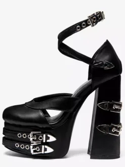 Escarpins noirs à plateforme bout rond détails métalliques brides croisées style gothique