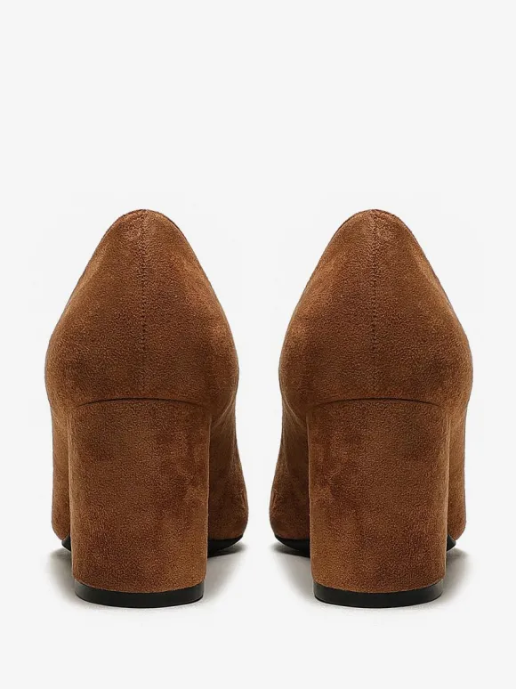 Escarpins à talons blocs en daim marron à bout pointu et talons à enfiler