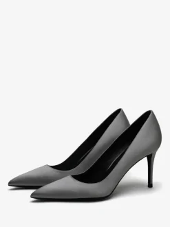Escarpins à talons hauts en satin noirs à bout pointu et à talons aiguilles