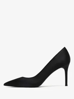 Escarpins à talons hauts en satin noirs à bout pointu et à talons aiguilles