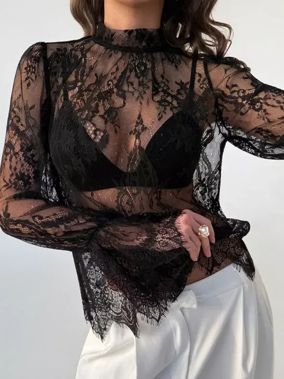 Haut à col montant en dentelle florale transparente manches longues évasées à superposer