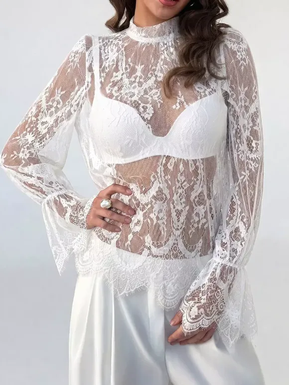 Haut à col montant en dentelle florale transparente manches longues évasées à superposer