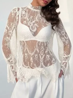 Haut à col montant en dentelle florale transparente manches longues évasées à superposer