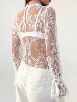 Haut à col montant en dentelle florale transparente manches longues évasées à superposer