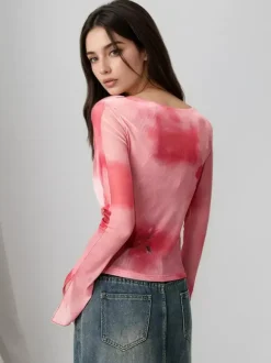 Haut court à manches longues évasées col carré effet tie-dye ombré et superposition noué sur le devant