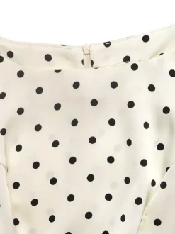 Haut en satin crème à pois noirs et blancs col carré taille cintrée et ourlet volanté.