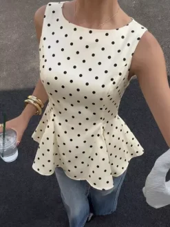 Haut en satin crème à pois noirs et blancs col carré taille cintrée et ourlet volanté.