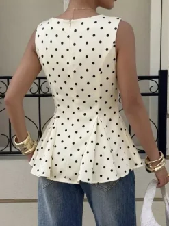 Haut en satin crème à pois noirs et blancs col carré taille cintrée et ourlet volanté.