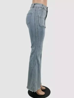 Jean évasé à poches plaquées et détails tressés pour femme - Bleu clair rétro bohème taille haute - Collection printemps 2026
