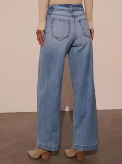 Jean large bleu avec ceinture à n艙ud pour l'automne 2026