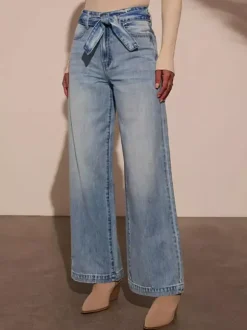 Jean large bleu avec ceinture à n艙ud pour l'automne 2026