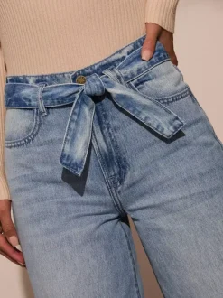 Jean large bleu avec ceinture à n艙ud pour l'automne 2026