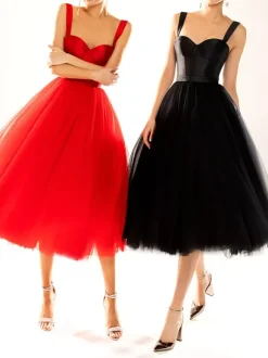Jolie robe de bal mi-longue sans bretelles à volants